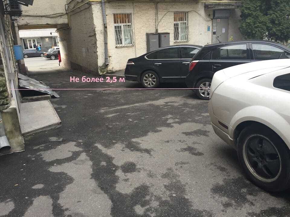 Возмущенная киевлянка разрисовала автомобиль героя парковки помадой: фотофакт