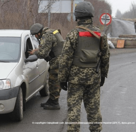 На Донеччині терористи біля блокпосту обстріляли цивільне авто: фото з місця подій