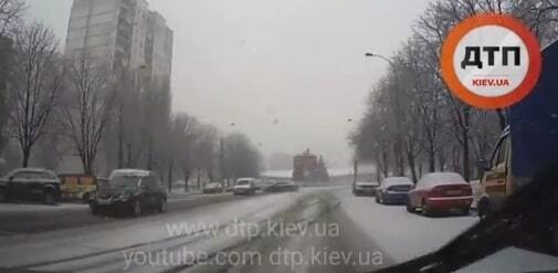У Києві на засніженій дорозі занесло автомобіль: опубліковано відео 