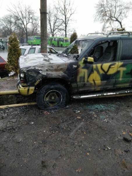 У Харкові спалили три позашляховика "Айдара": опубліковано фото
