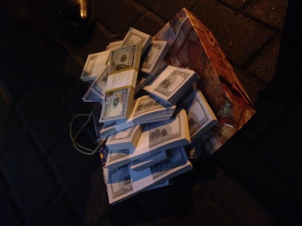 В Киеве двух прокуроров поймали на взятке в 155 тыс. долларов