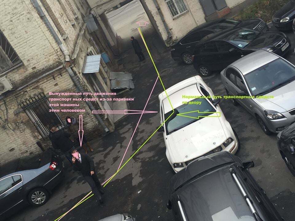 Обурена киянка розмалювала автомобіль героя парковки помадою: фотофакт
