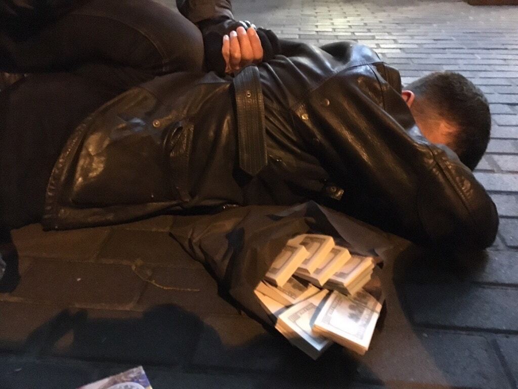 У Києві двох прокурорів спіймали на хабарі у 155 тис. доларів