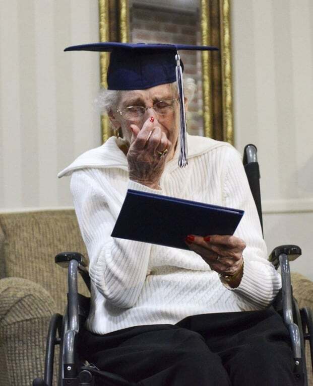 У США старенька розплакалася від щастя, коли в 97 років закінчила школу