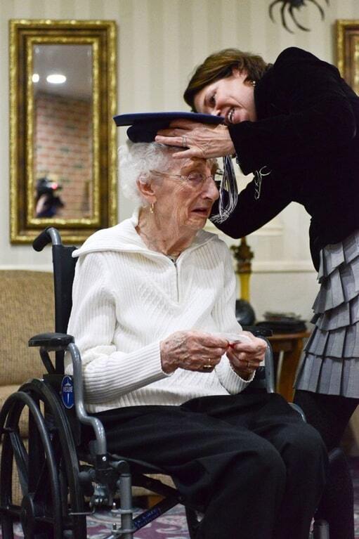 В США старушка расплакалась от счастья, когда в 97 лет окончила школу