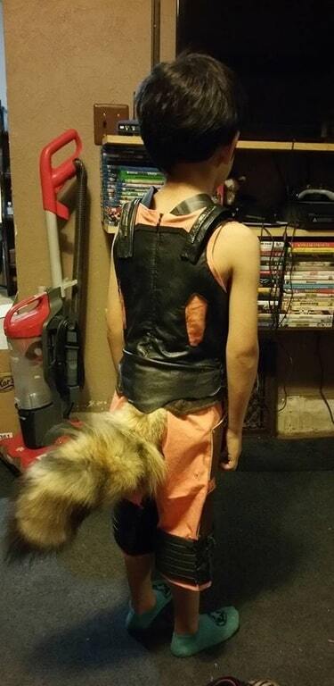 Удивительный костюм превратил ребенка в очаровательного енота