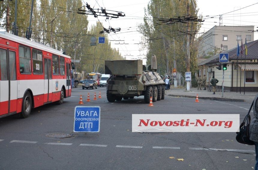 Осторожно БТР: в Николаеве случилось ДТП с участием военных
