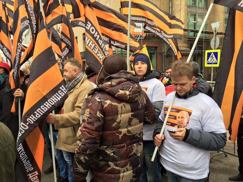 "Дно единства": на митинге в Москве обещали "загрызть бандеровцев"