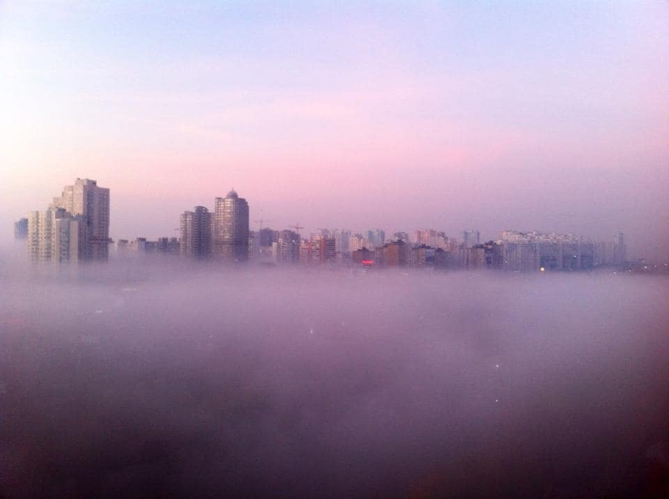 В соцсети появились свежие фото Киева, окутанного туманом
