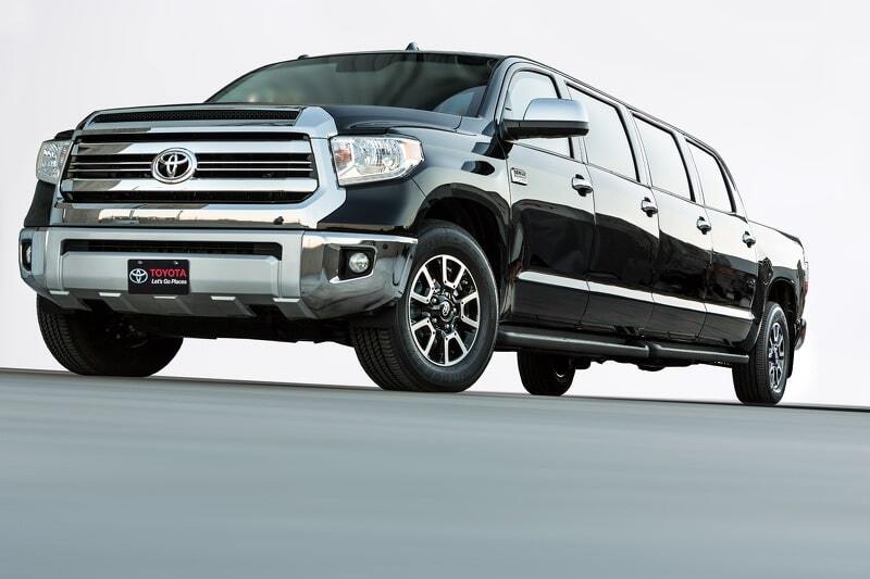 Toyota показала безумный восьмидверный пикап-лимузин: фото новинки
