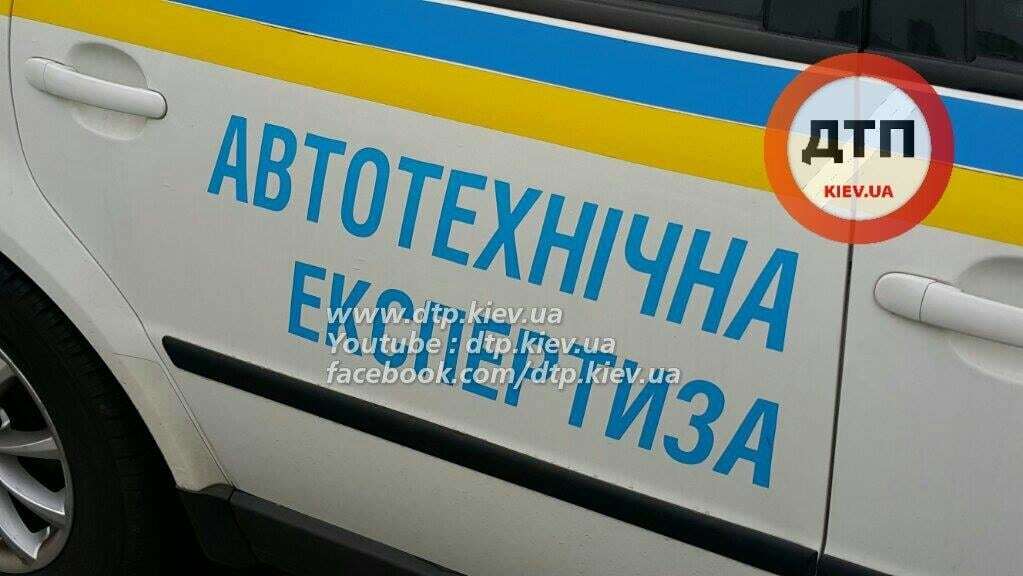 Машина дахом "обійняла" опору рекламного щита в Києві