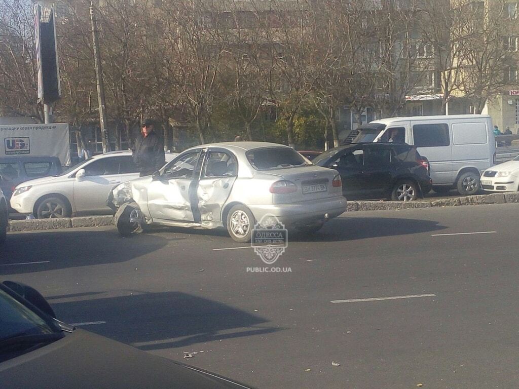 В Одесі мотоцикл врізався в Lanos: мотоцикліст загинув на місці