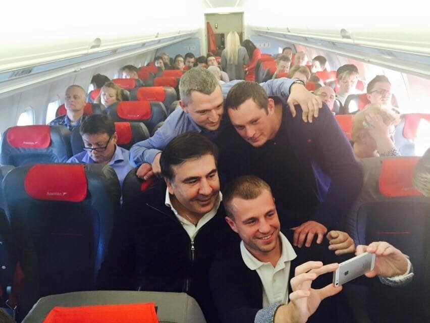 Саакашвили произвел фурор в эконом-классе самолета: опубликованы фото