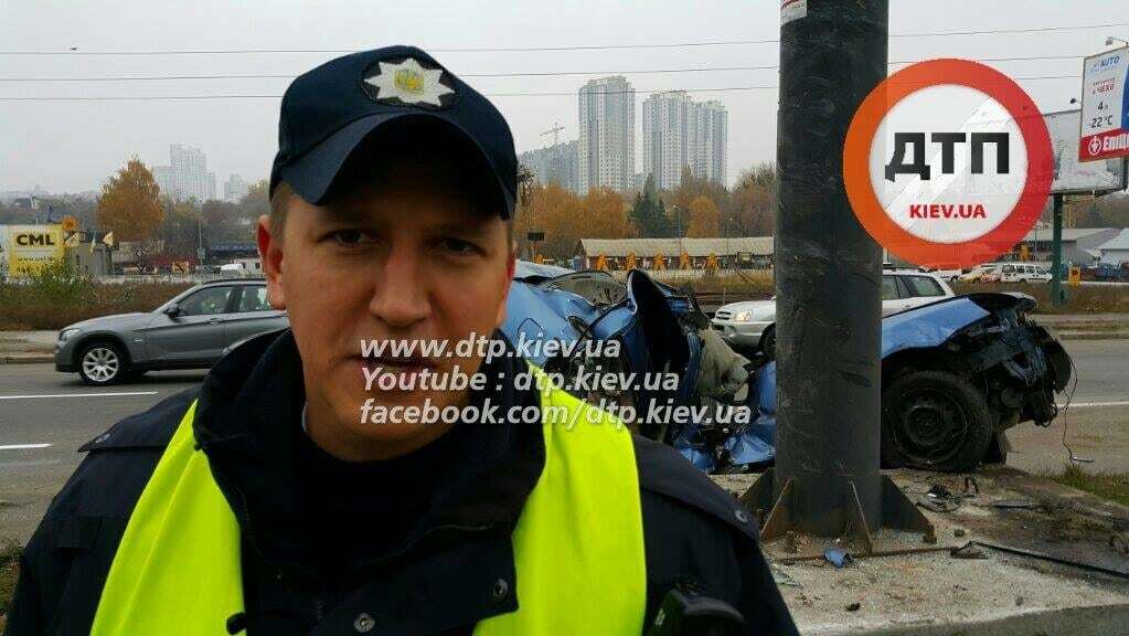 Машина дахом "обійняла" опору рекламного щита в Києві