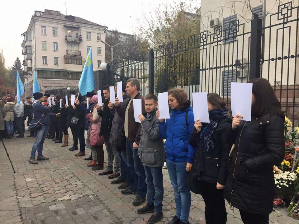 Біля посольства Росії в Києві відбулася акція на захист кримських татар