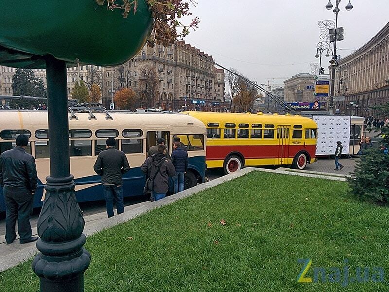 На Майдан Незалежности в Киеве приехали ретро-троллейбусы и автобусы: фотофакт