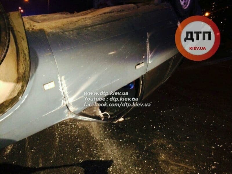 Очередное ДТП в Киеве: "Москвич" ударил Fiat и перевернулся
