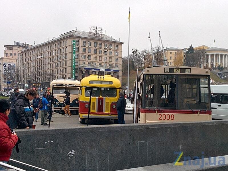 На Майдан приїхали ретро-тролейбуси й автобуси: фотофакт