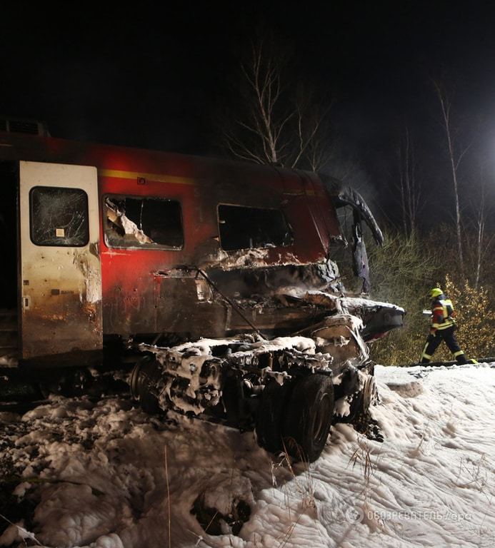 В Германии поезд врезался в военный грузовик, есть жертвы: фоторепортаж