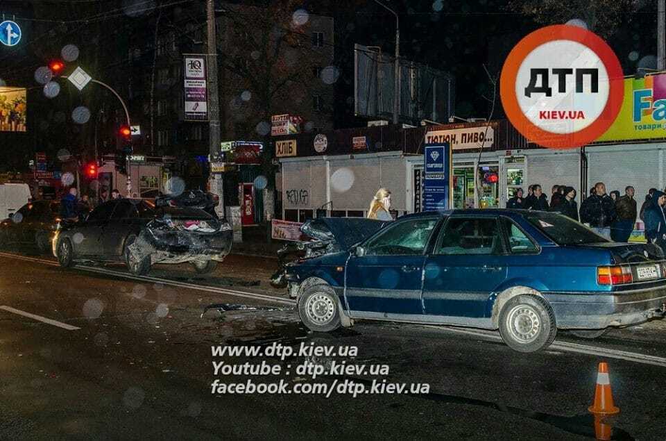 В Киеве лихач устроил ДТП возле светофора: повреждено пять автомобилей