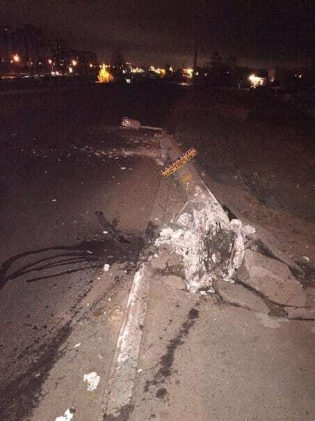 В Киеве автомобиль свалил столб и скрылся: фото с места ДТП