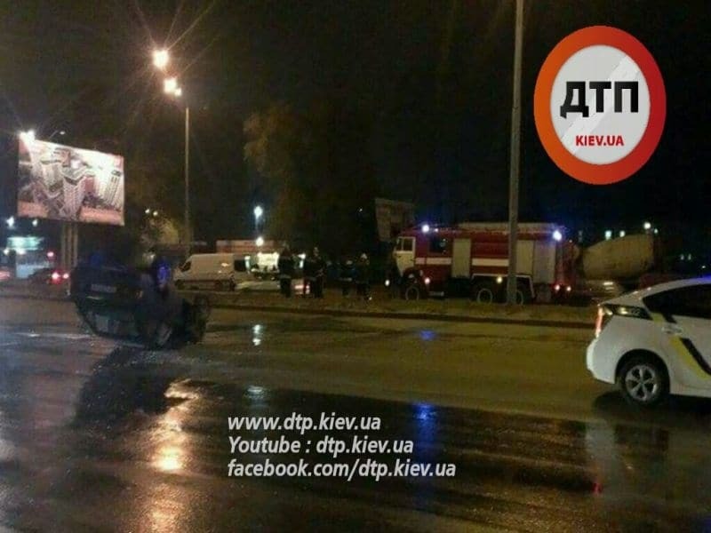 Чергова ДТП у Києві: "Москвич" вдарив Fiat і перекинувся