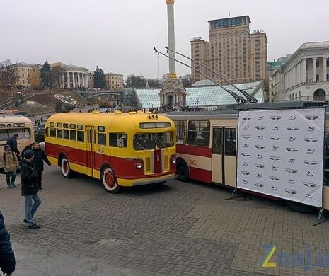 На Майдан Незалежности в Киеве приехали ретро-троллейбусы и автобусы: фотофакт