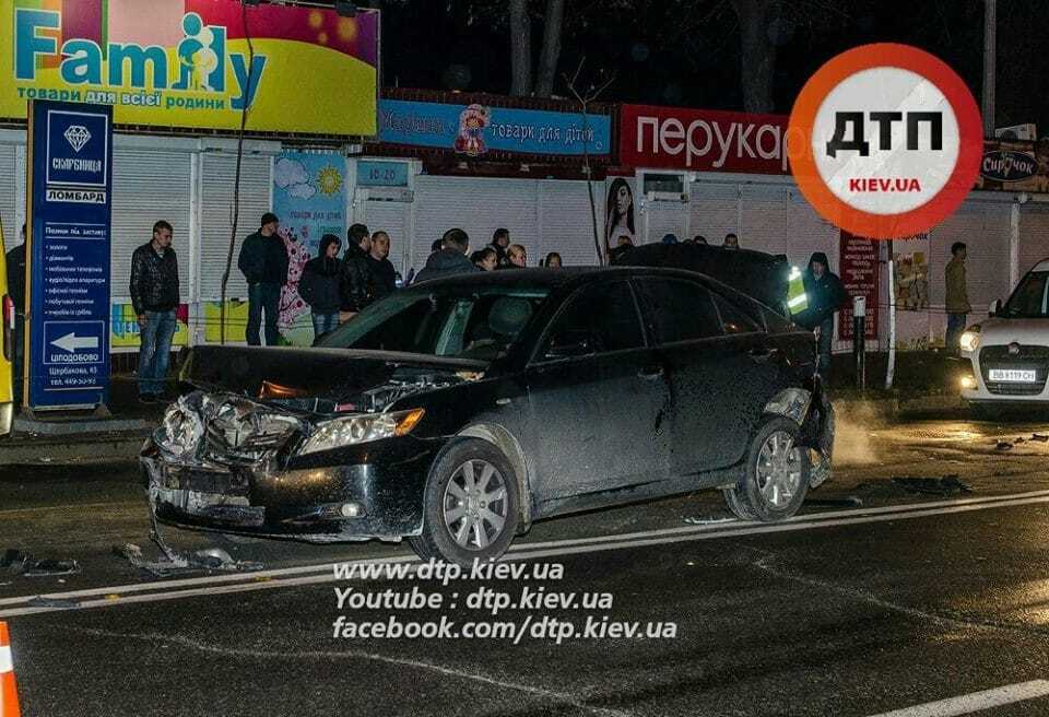 У Києві лихач влаштував ДТП біля світлофора: пошкоджено п'ять автомобілів