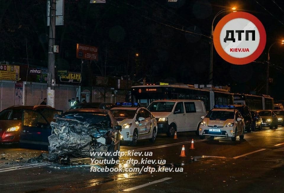 В Киеве лихач устроил ДТП возле светофора: повреждено пять автомобилей