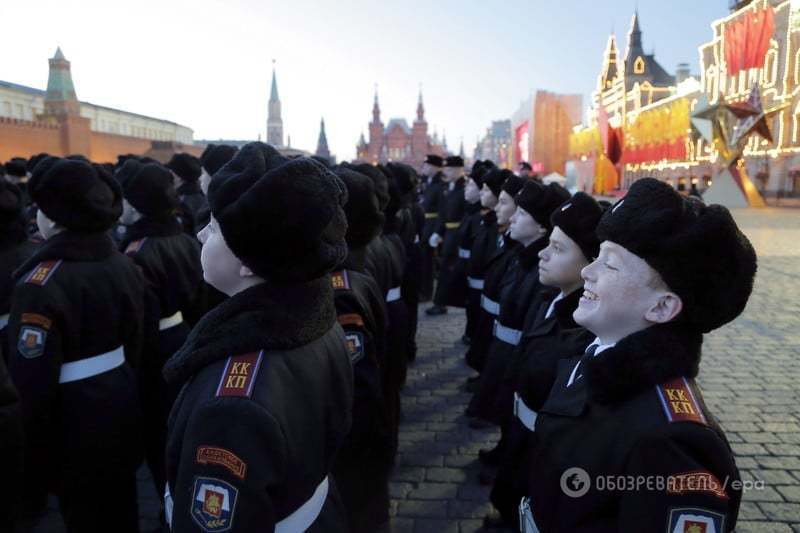 Червоний день календаря: в Росії відзначили 7 листопада гармошками і ватниками. Фоторепортаж