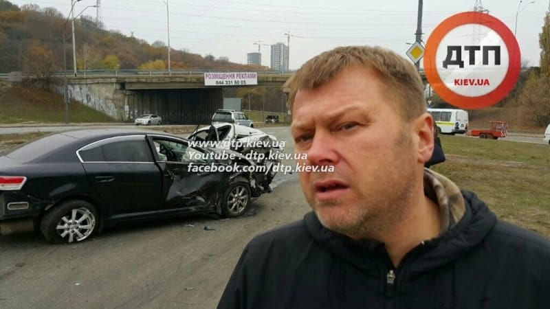 Масштабна ДТП у Києві: Toyota знесла автокав'ярню і Geely