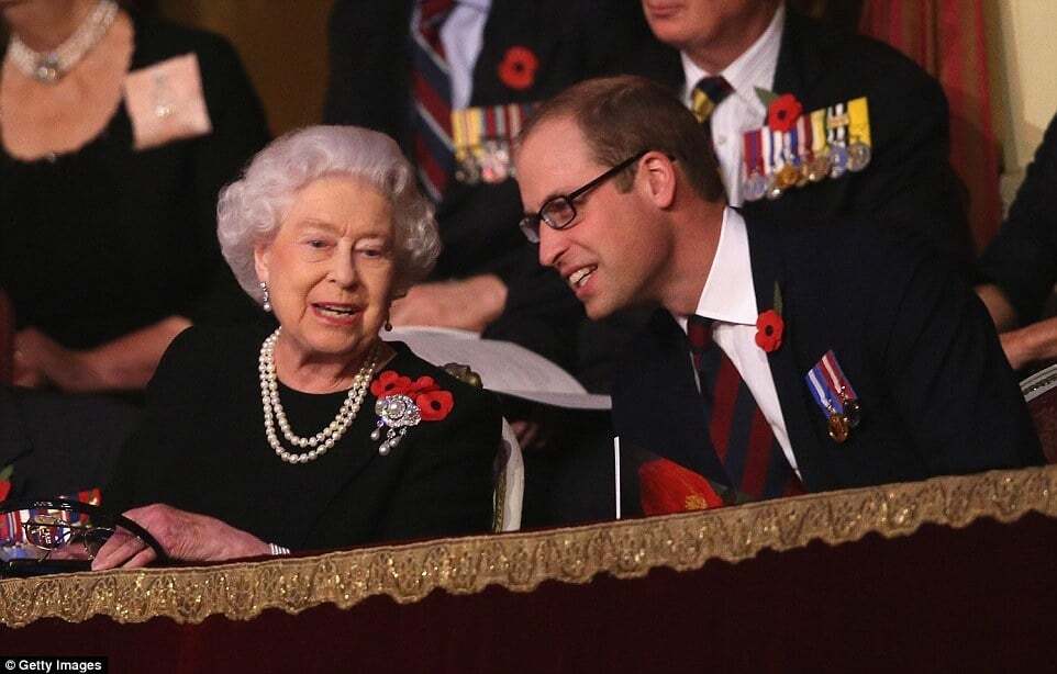 "Поруч з улюбленим онуком": усміхнену Єлизавету ІІ зняли на фестивалі в Лондоні
