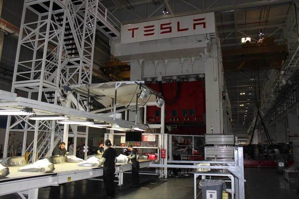 Как собирают автомобиль Tesla: яркий фоторепортаж