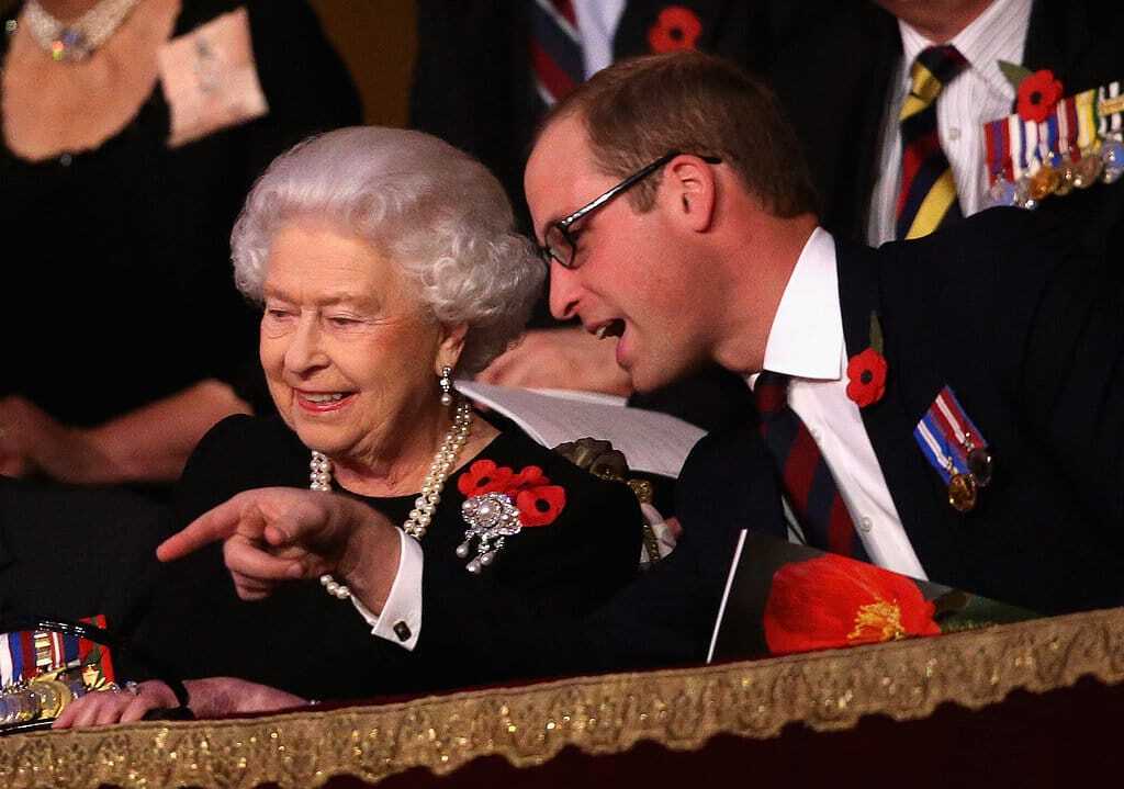 "Поруч з улюбленим онуком": усміхнену Єлизавету ІІ зняли на фестивалі в Лондоні