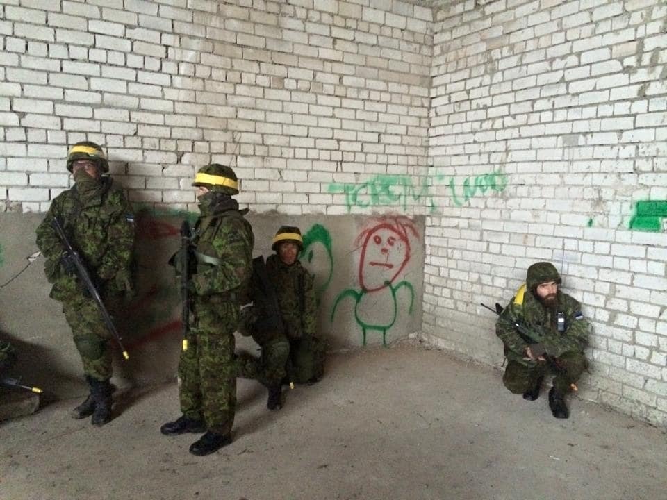 Эстонские силовики отрепетировали борьбу с "зелеными человечками" из России: фотофакт