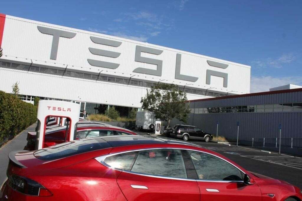 Как собирают автомобиль Tesla: яркий фоторепортаж