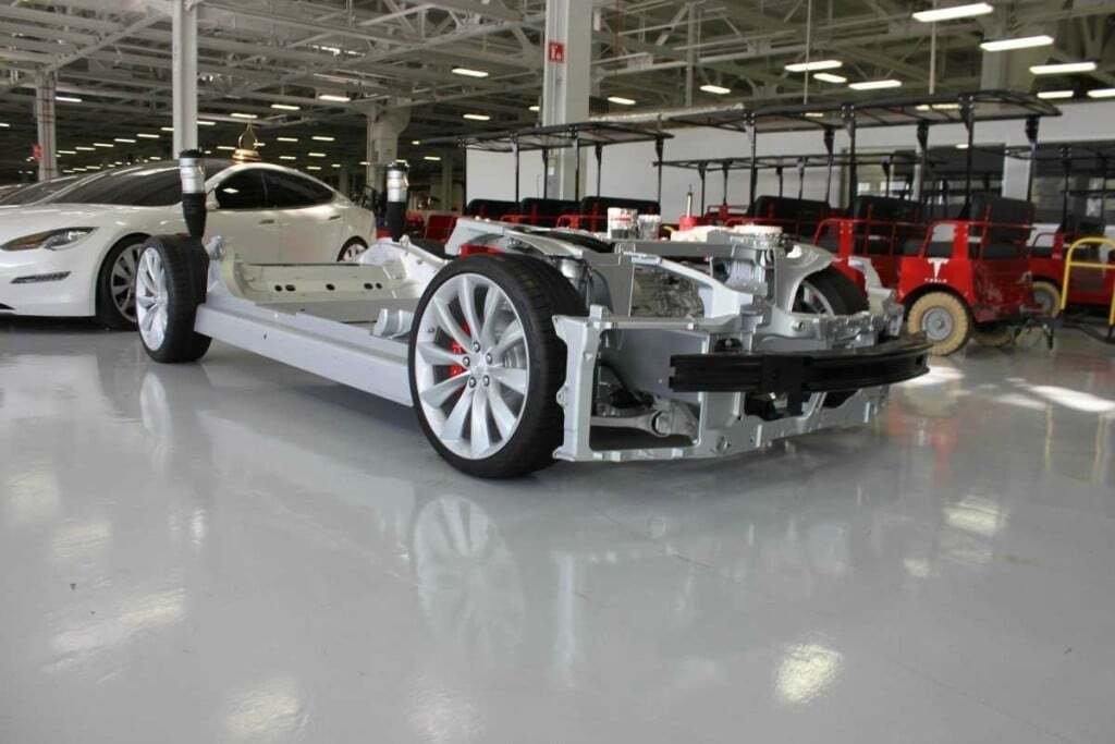 Як збирають автомобіль Tesla: яскравий фоторепортаж