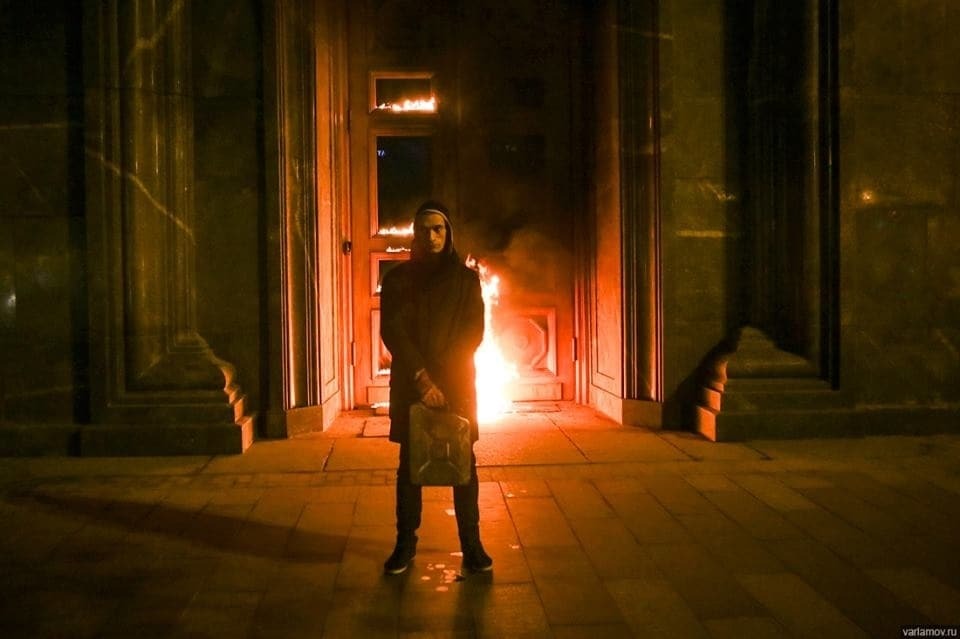 В Москве художник с канистрой в руках хотел сжечь ФСБ