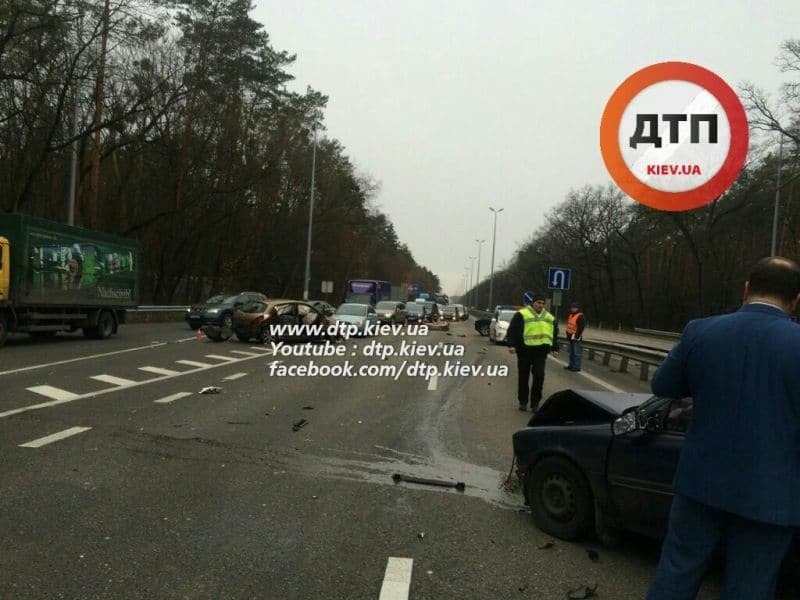 У Києві на Житомирській трасі сталася велика ДТП 