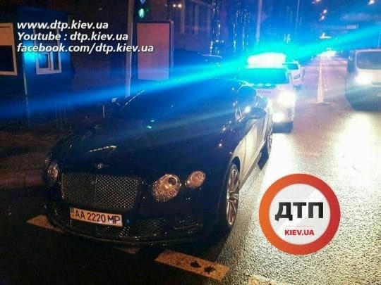 У Києві поліція евакуювала "Бентлі" автохама