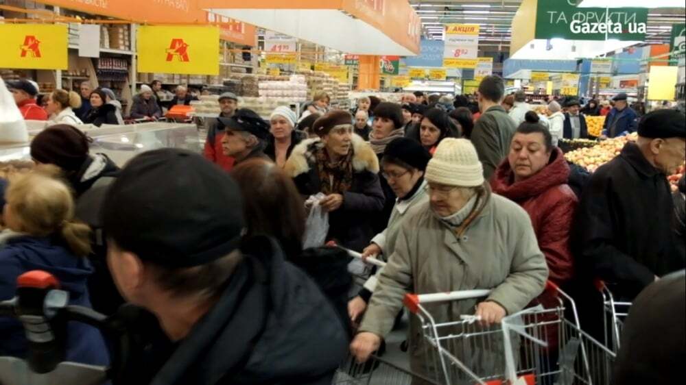 В киевском супермаркете покупатели устроили драку за дешевые яйца: опубликованы фото и видео