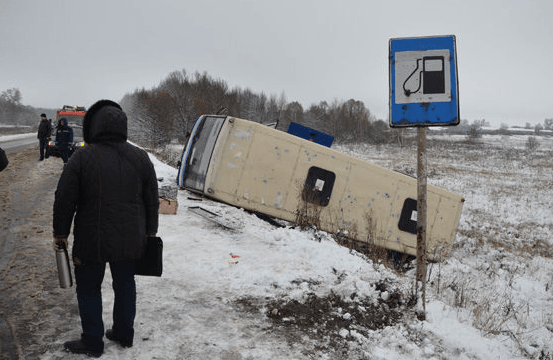 На Сумщині в кювет звалився автобус із пасажирами: фото ДТП