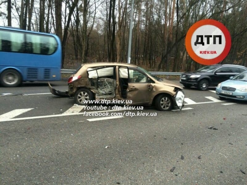 В Киеве на Житомирской трассе произошло крупное ДТП 