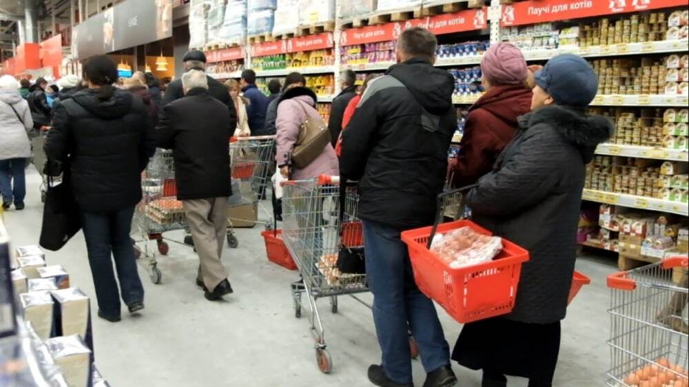 В киевском супермаркете покупатели устроили драку за дешевые яйца: опубликованы фото и видео