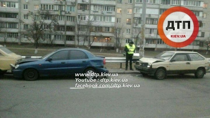 В Киеве нетрезвый водитель ВАЗ устроил масштабное ДТП