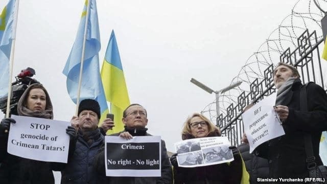 У Києві кримчани і переселенці влаштували мітинг під посольством Росії