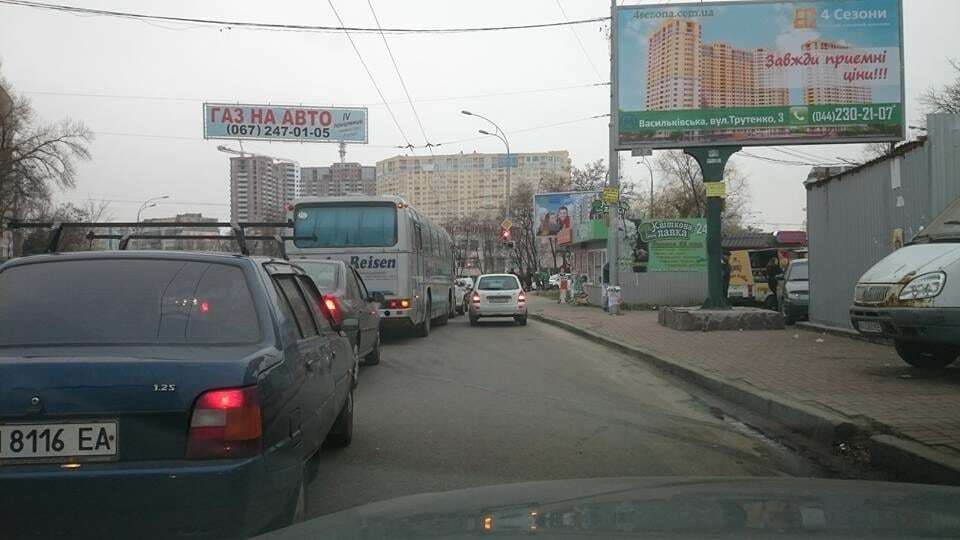 В Киеве "герой парковки" бросил авто прямо на светофоре