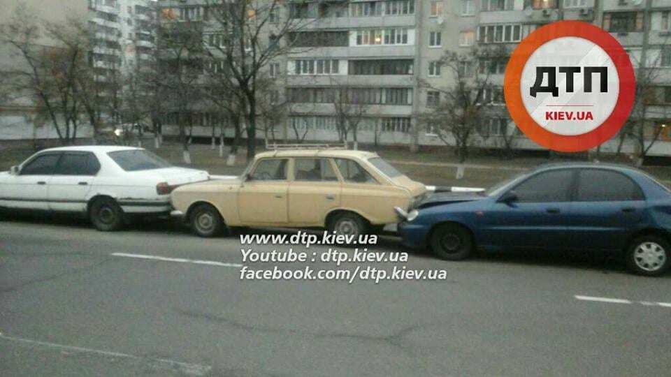 В Киеве нетрезвый водитель ВАЗ устроил масштабное ДТП
