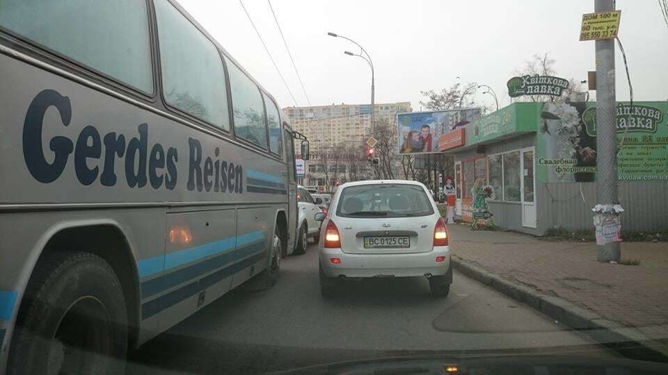 У Києві "герой парковки" кинув авто прямо на світлофорі