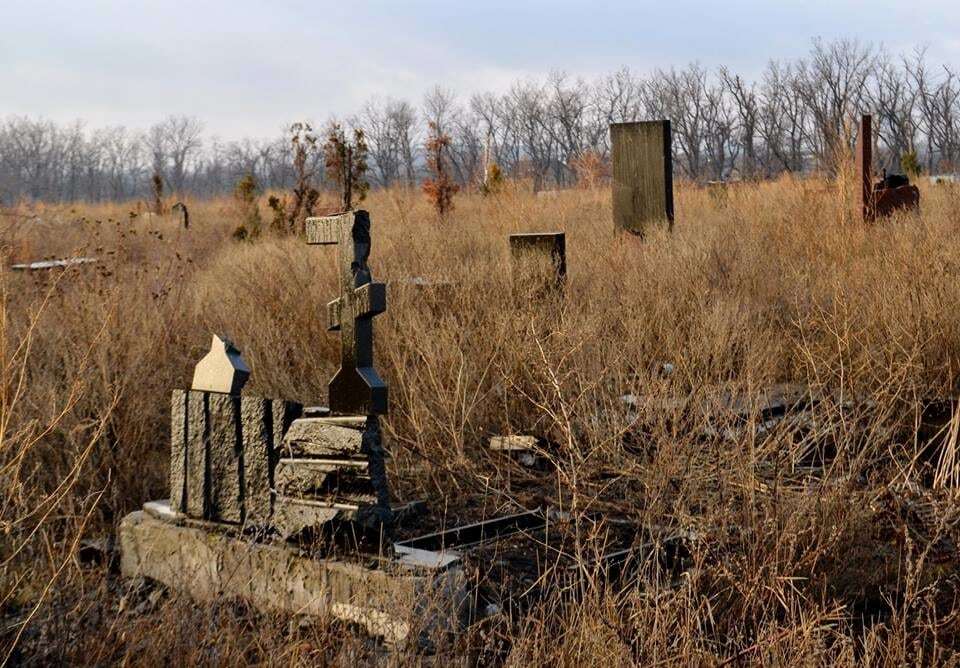 Там теж "хунта": журналісти показали обстріляне терористами кладовище